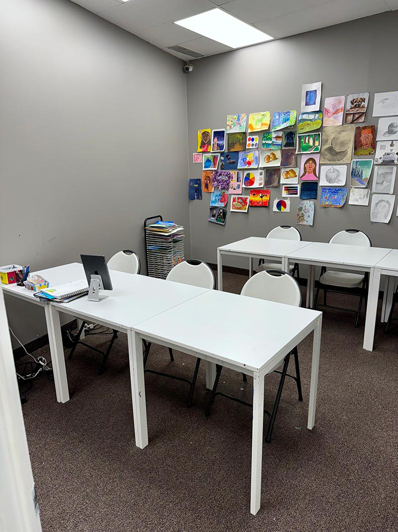 Professional art teaching space at Muzart featuring traditional and digital tools